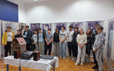 UČENICI SEDMIH RAZREDA NA PUTUJUĆOJ IZLOŽBI “ANNE FRANK – POVIJEST ZA SADAŠNJOST”