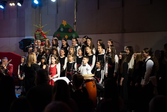 PJEVAČKI ZBOR I ŠKOLSKA KLAPA NA NOVOGODIŠNJEM KONCERTU GLAZBENOG DRUŠTVA SPINČIĆI